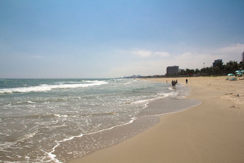 Biển Mỹ Khê nhìn về hướng Hội An với bãi cát trãi dài tuyệt đẹp 