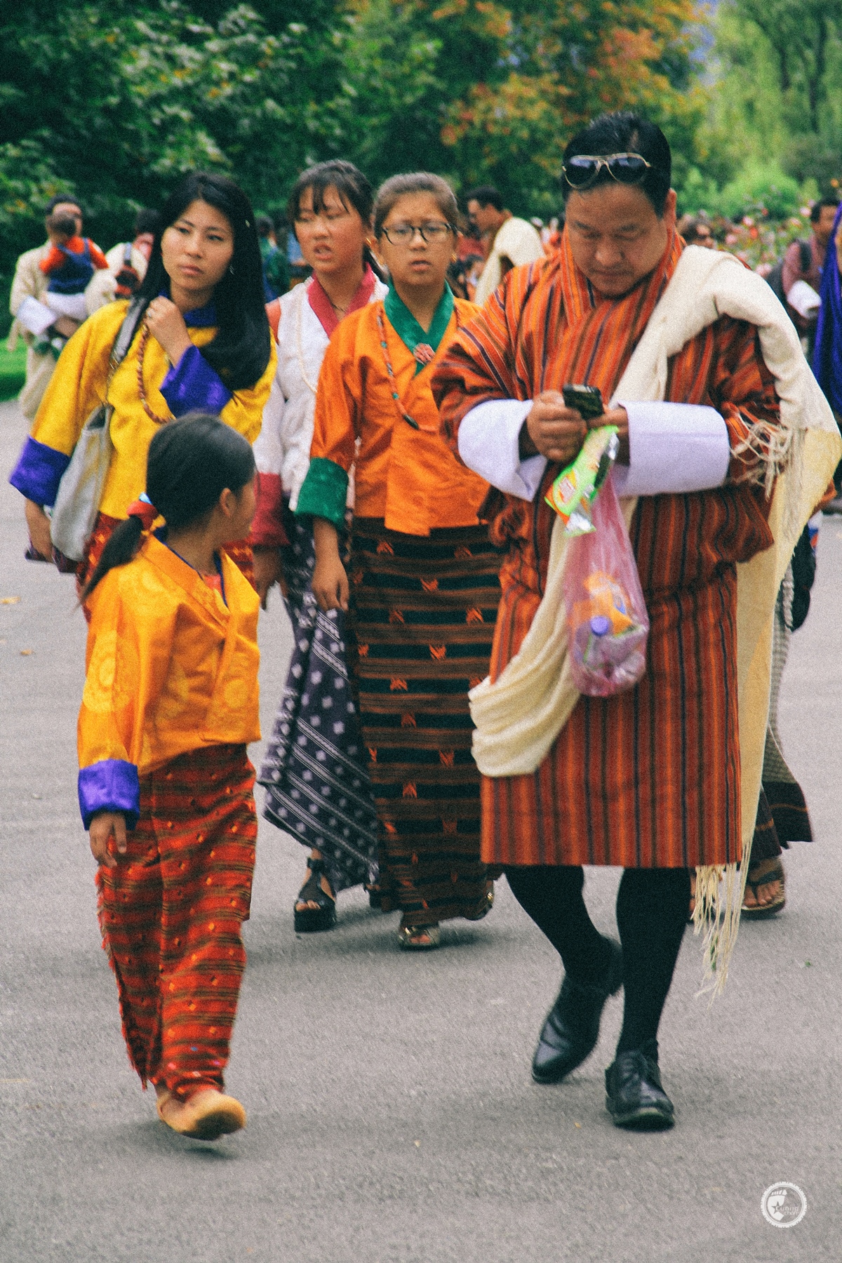 Bố con dẫn nhau đi hội-  Ảnh du lịch Bhutan