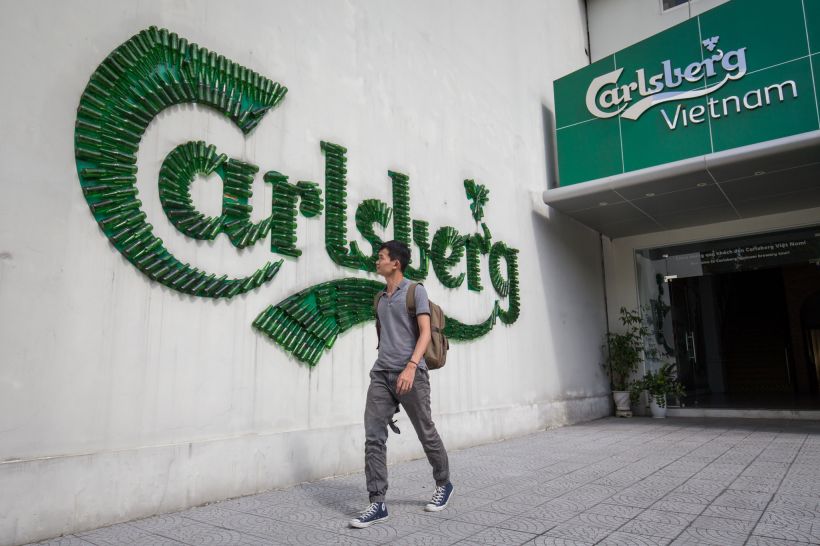 Chữ Carlsberg được ghép từ những chai bia
