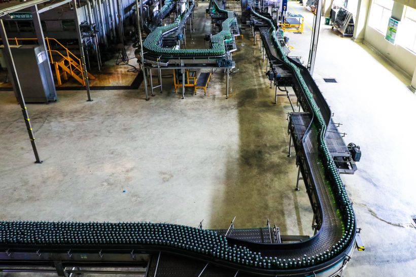 Toàn bộ quy trình sản xuất bia ở nhà máy đều tự động hoàn toàn, số lượng nhân công rất ít. Hơi bị ngạc nhiên khi lần đầu tiên thấy dây chuyền sản xuất như vậy 