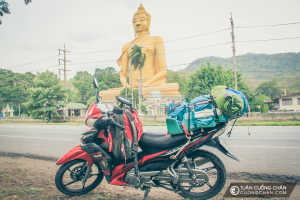 Một tượng Phật lớn nằm gần đường