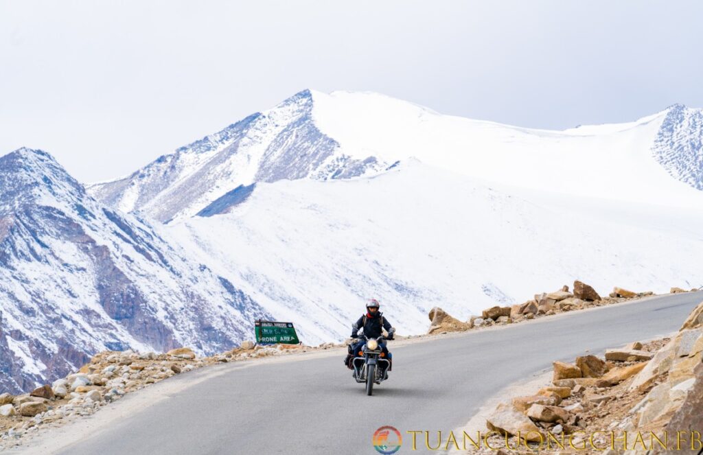 Chạy xe máy lên đèo Khardung La 1 trong những trải nghiệm tuyệt vời khi đi du lịch Ladakh