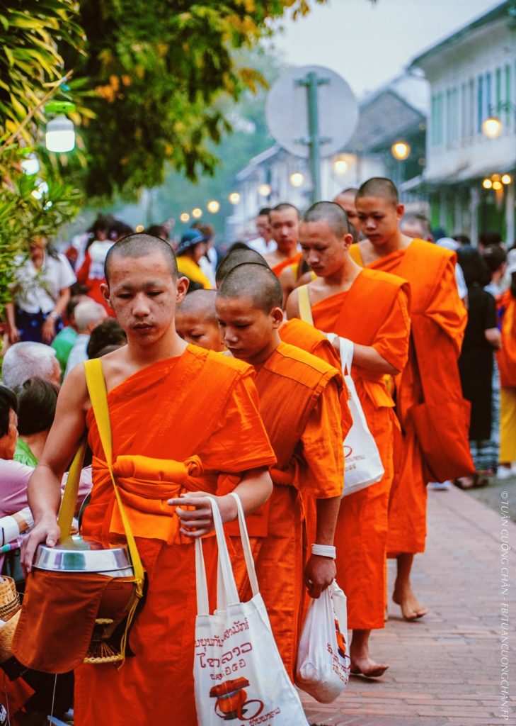 Lễ khất thức 1 trong những trải nghiệm nhất định thử khi đi du lịch Luang Prabang