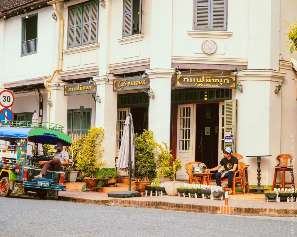 Buổi sáng cafe ở 1 gốc phố Luang Prabang