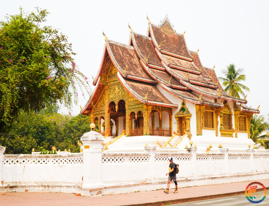 Bên ngoài bảo tàng hoàng gia Lào 