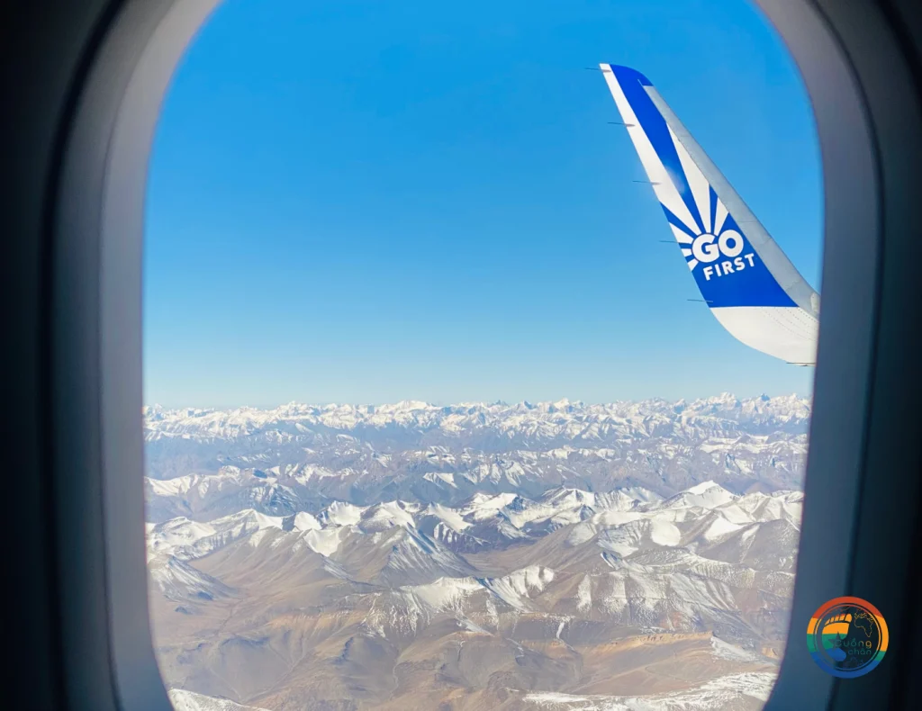 Ngắm núi tuyết trên máy bay khi xuống Leh 